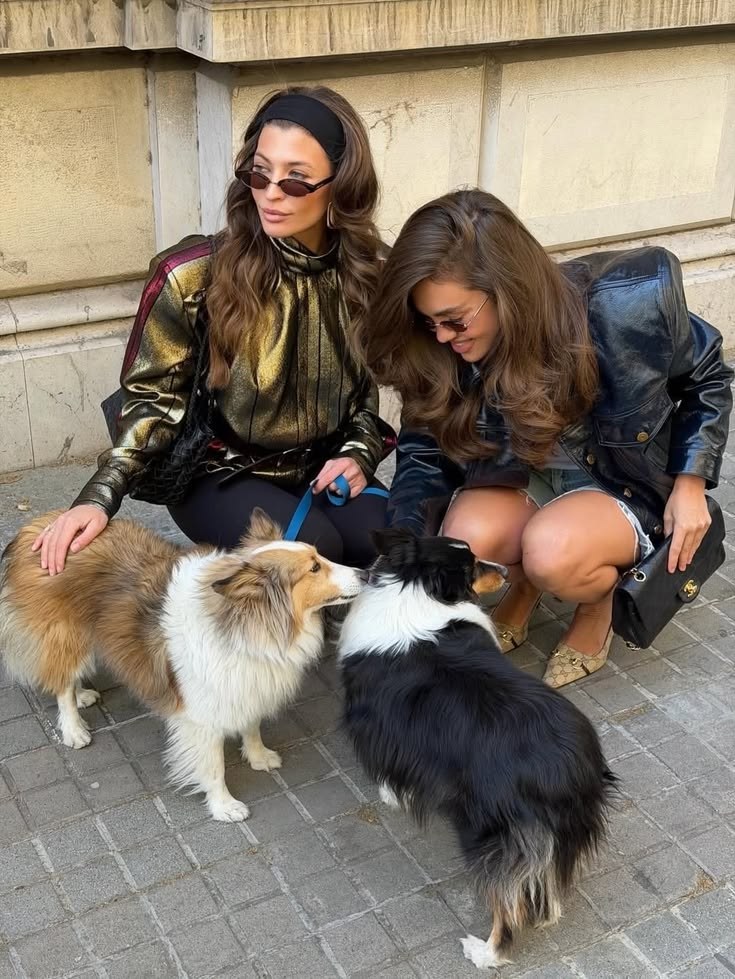 Twee vrouwen met hun herdershonden op straat
